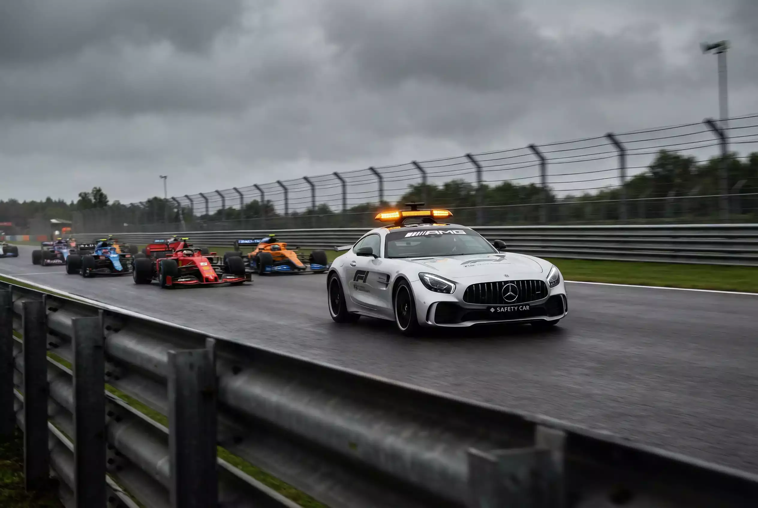Safety car de Fórmula 1 delante del pelotón compactado durante una neutralización en carrera